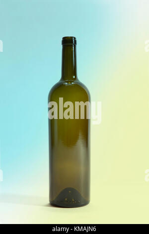 Eine einzelne braune Flaschen an einer Steigung blauen und gelben Hintergrund isoliert. Minimale Farbe still life Fotografie Stockfoto