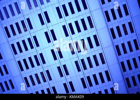 Full Frame Schrägansicht der blauen Fassade eines modernen Bürogebäudes oder Wolkenkratzer mit symmetrischen Architektur Stockfoto