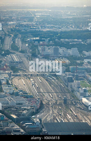 Luftaufnahme von München Hauptbahnhof und Eisenbahnlinien, Bayern, Deutschland Stockfoto