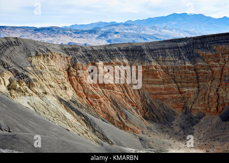 Erodierten bergen Pisten im Death Valley National Park, in dem die zugrunde liegenden Gesteinsschichten mit einem tiefen Tal Stockfoto