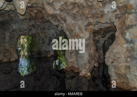 In wasser Steinbögen der unterirdischen Tunnel am UNESCO-Weltkulturerbe 'Quinta da Regaleira", in der Nähe von Sintra, Portugal wider. Eine der Stockfoto