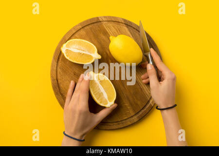 Frau schneid Zitronen Stockfoto