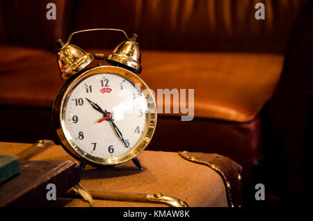 Vintage brass Wecker auf Tisch. Stockfoto