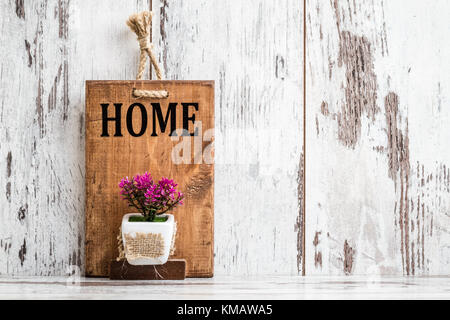 Hölzerne wand Blumentopf auf weißem Holz- Hintergrund Stockfoto