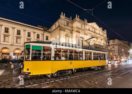 Alte Straßenbahn mit Opernhaus La Scala, Mailand, Lombardei, Italien Stockfoto