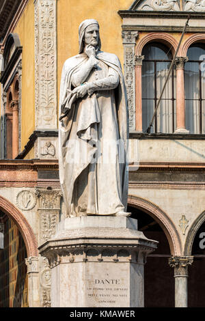 Statue von Dante Alighieri, der große italienische Dichter in Piazza dei Signori Square, Verona, Venetien, Italien Stockfoto