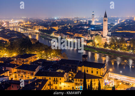 Nacht City Skyline, Verona, Venetien, Italien Stockfoto