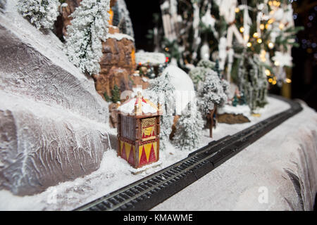 Es Weihnachten Dekoration große Gips Dekoration Kinder Eisenbahn im Winter schneebedeckte Schienen in die Berge, auf einem Hang und ein Bahnhof w Stockfoto