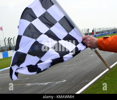 Karierte Flagge, donington historische Festival, April, 2017, Rennsport, Motorsport, Motorsport, Nostalgie, racing, Rennwagen, retro, Autos, classic Stockfoto