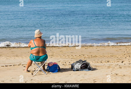 Rückansicht einer älteren Frau im Bikini am Strand in Spanien Stockfoto