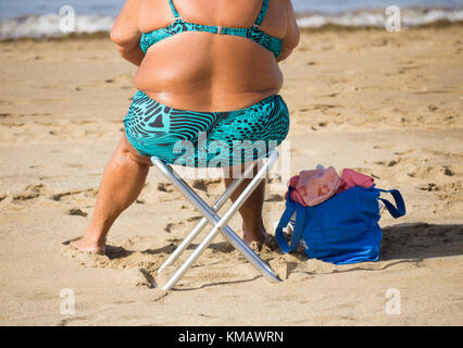 Ansicht der Rückseite des älteren Frau im Bikini am Strand in Spanien Stockfoto