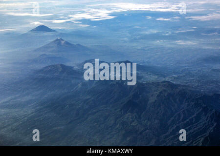 Vulkan auf der Insel Java. Diese montieren, mount Sumbing und Sindoro Dieng Plateu. Stockfoto