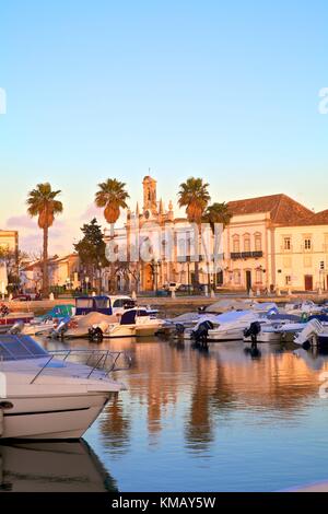 Anzeigen von Arco da Vila über den Hafen, Faro, Algarve, Algarve, Portugal, Europa Stockfoto