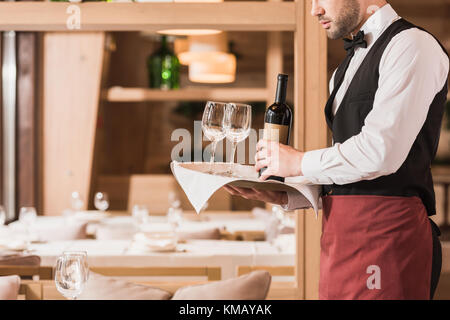 Kellner mit Tablett Stockfoto