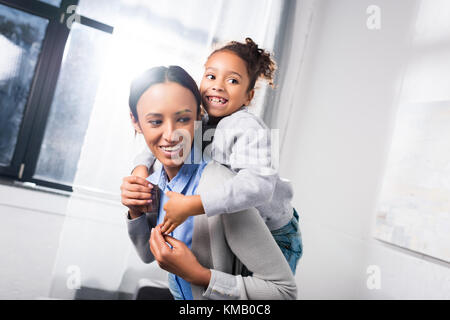 Die Mutter ihre Tochter Netzwerk zugreift. Stockfoto