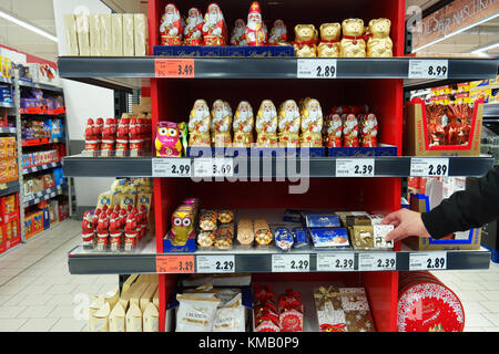 Shopper Auswahl Weihnachten Schokolade Geschenke in einem Supermarkt. Stockfoto