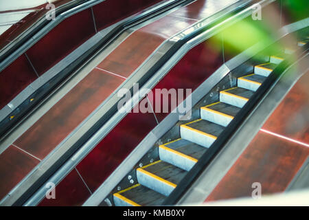 Eine leere Fahrtreppe in der u-bahn Rolltreppe in der U-Bahn. nach oben Treppe. elektrischer Rolltreppe. Blick durch das Grün. Selektive Weichzeichner Stockfoto