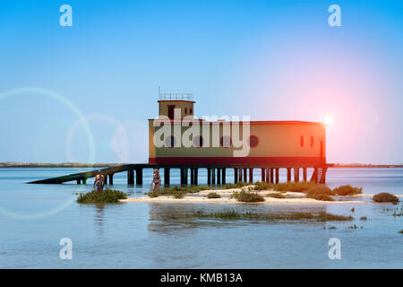 Alte Life guard Gebäude in Fuseta, Algarve, Portugal. Sonne, Lens Flare. Stockfoto
