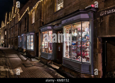 Stuart House Antique Shop in der Weihnachtszeit nach Einbruch der Dunkelheit. Chipping Campden, Cotswolds, Gloucestershire, England. HDR Stockfoto