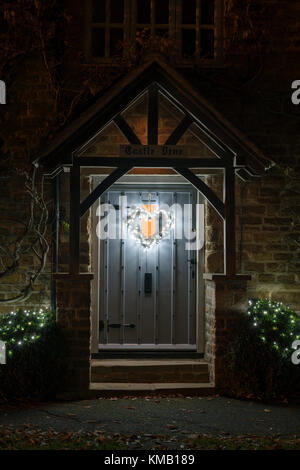 Herzform Weihnachten Deko Kranz mit Lichtern auf die Eingangstür eines Cottage in Deddington, Oxfordshire, England Stockfoto