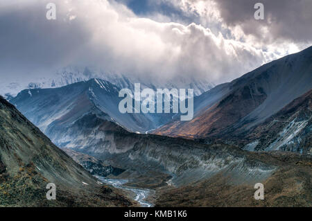 Pfad zum Tilicho See, bis zu den Himalaya in den Wolken. overcasted Himmel, Annapurna Umrundung, Nepal Stockfoto