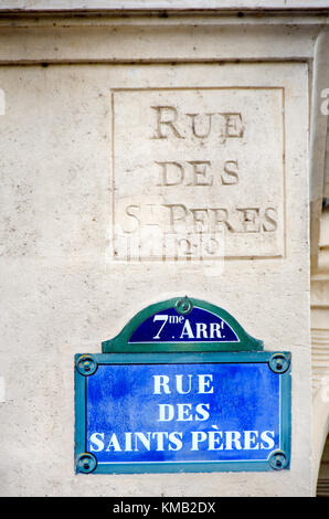 Paris, Frankreich. Straßenschild: Rue des Saints Peres - Name in die Wand geschnitzt, und neuere typische Zeichen Stockfoto