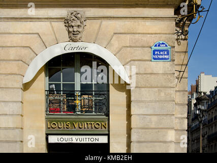 Paris, Frankreich. Platz Vendome (1. Arr): Louis Vuitton Schaufenster bei Nr.23 Stockfoto