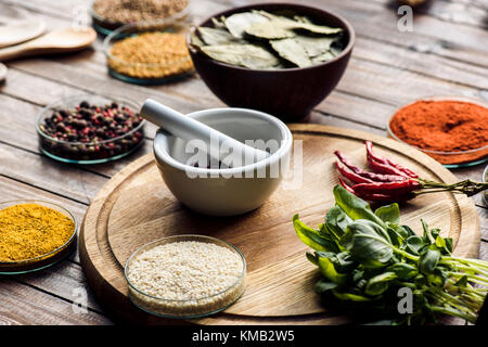 Stößel und Mörser mit Basilikum und Chili peppers Stockfoto