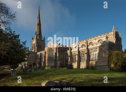 Thaxted Pfarrkirche des Hl. Johannes und Friedhof, Essex, England, UK. Dezember 2017 fotografiert auf einem hellen frühen Winter Tag.. Wikipeadia unter dem Pari Stockfoto