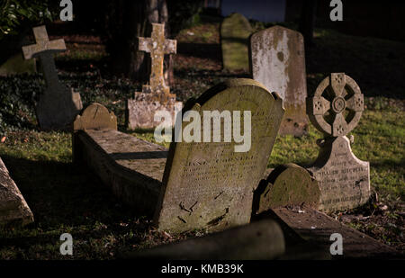 Thaxted Pfarrkirche des Hl. Johannes viktorianischen Friedhof, Essex, England, UK. Dezember 2017 fotografiert auf einem hellen frühen Winter Tag.. viktorianischen Grabstein Stockfoto