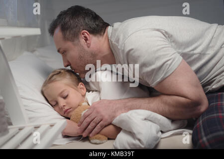 Vater und Tochter vor dem Schlafengehen Stockfoto