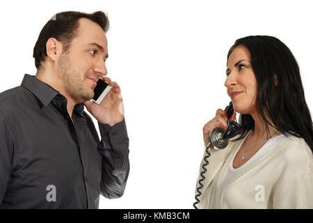 Mann mit Handy kommuniziert mit Frau mit einem alten Telefon.Technologische Entwicklung. Stockfoto