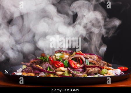 dampfende Hähnchen Sizzler mit Nudeln Stockfoto