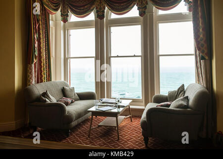 Zwei Sofas in einer Fensterbucht eines Hotels. Stockfoto