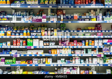 Regale der Medikation auf Verkauf in der Apotheke. Stockfoto