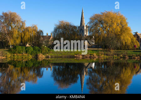 Kirche St. Maria, der Jungfrau, spiegelt sich in den unteren Pool aus Great Ouse Fluss, Godmanchester, Cambridgeshire, England, Großbritannien Stockfoto