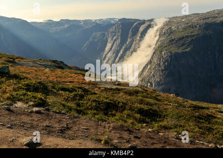 Die Landschaften der norwegischen Berge auf der Strecke nach Trolltunga, mit Nebel über den Fjord und Sonnenlicht Stockfoto