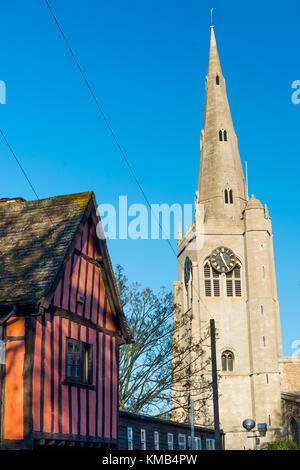 Kirche St. Maria, der Jungfrau, ist neben dem alten Fachwerkhaus, Godmanchester, Cambridgeshire, England, Großbritannien Stockfoto