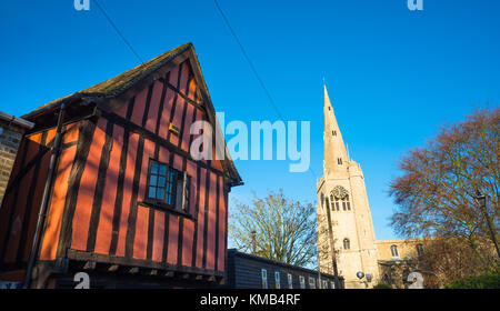 Kirche St. Maria, der Jungfrau, ist neben dem alten Fachwerkhaus, Godmanchester, Cambridgeshire, England, Großbritannien Stockfoto