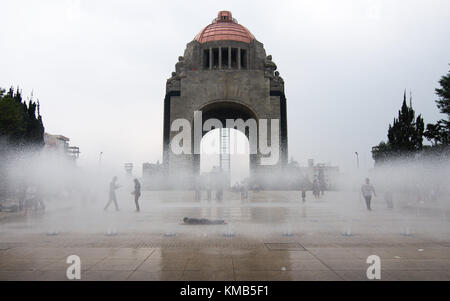 Mexiko-Stadt, Mexiko - 2017: Die Menschen spielen auf den Wasserfontänen des Monumento a la Revolución Stockfoto