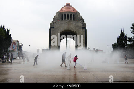 Mexiko-Stadt, Mexiko - 2017: Die Menschen spielen auf den Wasserfontänen des Monumento a la Revolución Stockfoto