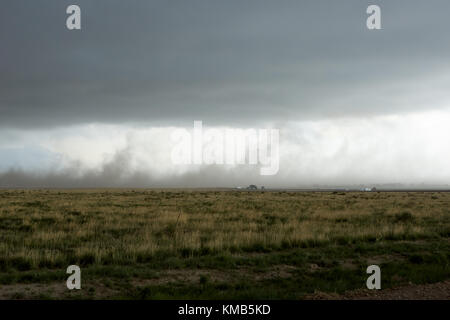 Unwetter von einem ominösen Dark Cloud Trichter mit hoher Geschwindigkeit rotierenden Winde über eine flache Wiese Landschaft in Kansas Stockfoto