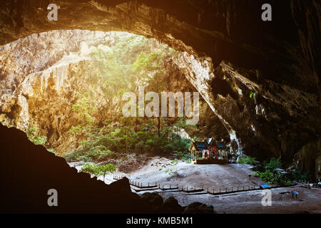 Phraya Nakhon Höhle in Khao Sam Roi Yot Nationalpark. karuhas kuha Tempel. Thailand Stockfoto