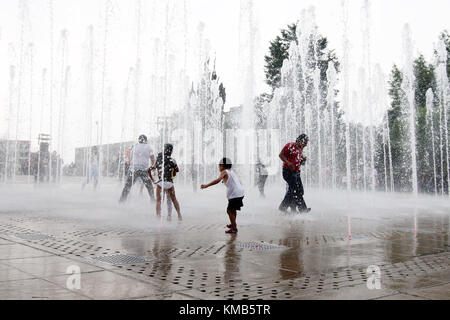 Mexiko-Stadt, Mexiko - 2017: Die Menschen spielen auf den Wasserfontänen des Monumento a la Revolución Stockfoto