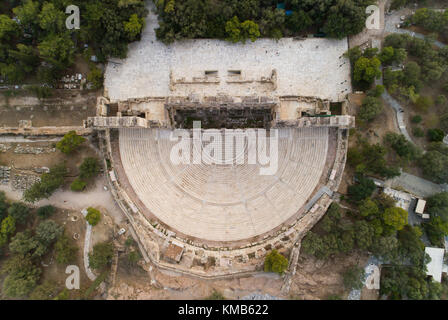 Luftaufnahme von Odeon des Herodes Atticus am Fuß der Akropolis entfernt Stockfoto