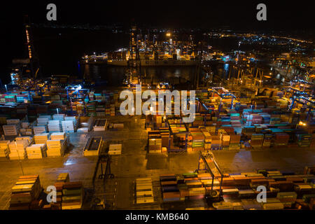 Athen, Griechenland - November 15, 2017: Nacht Luftbild von Perama cargo Port Stockfoto