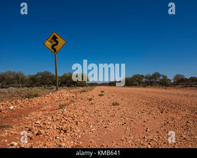 Ein 'Kurven' Schild mit Einschusslöchern auf Vertical Limit Highway, Western Australia Stockfoto
