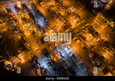 Athen, Griechenland - November 15, 2017: Nacht Luftbild von Perama cargo Port Stockfoto