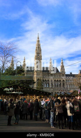 Besucher der berühmten Weihnachtsmärkte in Wien vor dem Rathaus. Die Wiener Märkte sind vielleicht die beliebtesten in Europa. Stockfoto