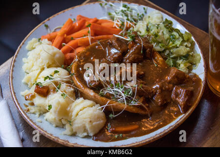 Rindfleisch und Guiness Pie am langen Stein Irish Pub in Dublin, Irland Stockfoto